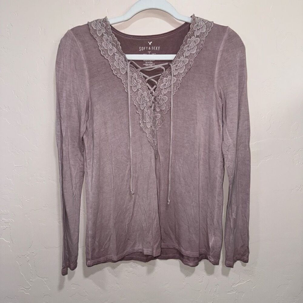 American Eagle Lavender Ombre Soft & Sexy Floral Lace V neck tee